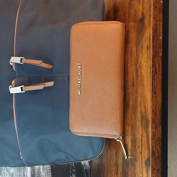 Closet Closing Lk NEW!! Michael Kors Jetset Double Zippered Tote And Wallet Set - Picture 3 of 17